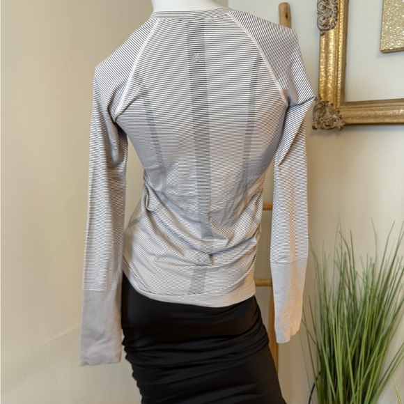 lululemon athletica Swiftly Crew in black and white stripe size 6 - Picture 4 of 11